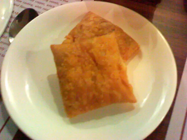 Foto von Lukhmi - Hyderabads knusprige Hackfleisch-Taschen – fertig angerichtet