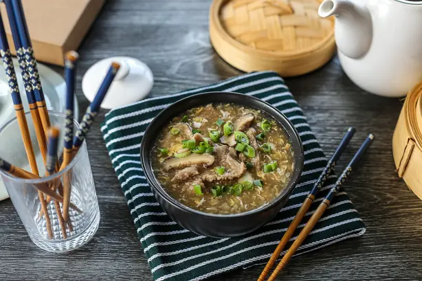 Foto von Maki Mi - Chinesisch-Philippinische Schweinefilet-Suppe aus Manila – fertig angerichtet