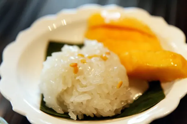 Foto von Mango Sticky Rice - Thailändischer Klebreis mit süßer Kokosmilch – fertig angerichtet