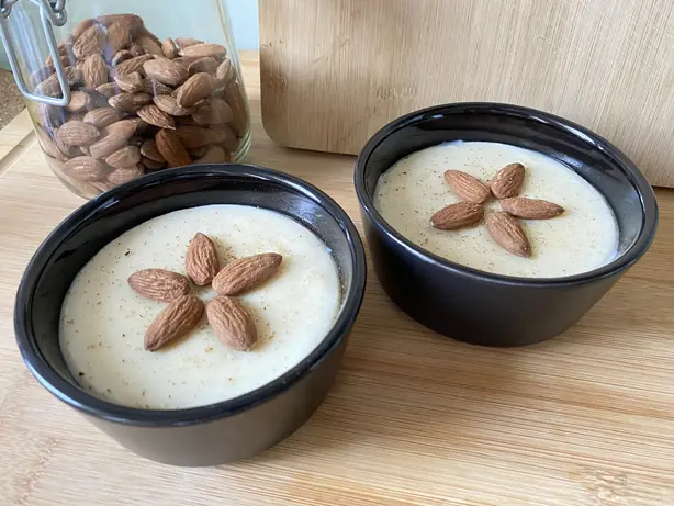 Foto von Manjar Blanco - Cremiges Milch-Dessert nach südamerikanischer Art – fertig angerichtet