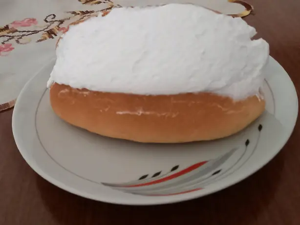 Foto von Maritozzo con la Panna – Das legendäre römische Sahnebrötchen – fertig angerichtet