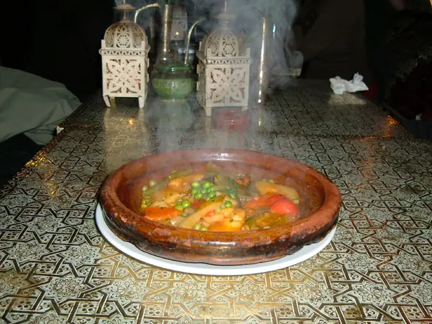 Foto von Marokkanische Lamm-Tajine mit Pflaumen – fertig angerichtet