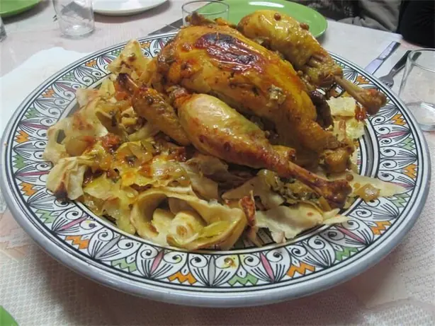 Foto von Marokkanische Rfissa (Huhn auf Linsen-Msemmen-Bett) – fertig angerichtet