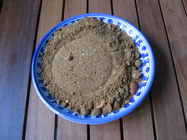 Foto von Marokkanisches Sellou (Sfouf) – fertig angerichtet