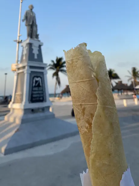 Foto von Marquesita – Mexikanische Knusper-Rollen mit Edamer & Karamell – fertig angerichtet