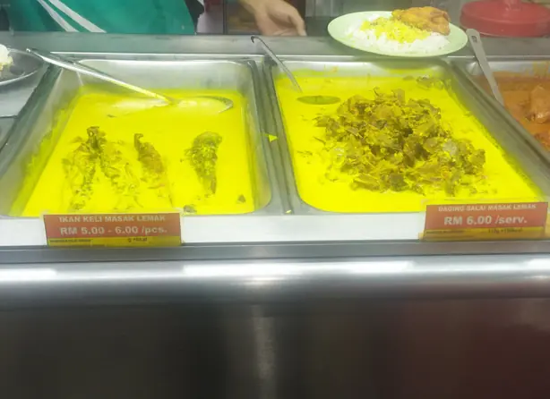 Foto von Masak Lemak Cili Api – Malaysisches Feuer-Curry mit Kokosmilch – fertig angerichtet