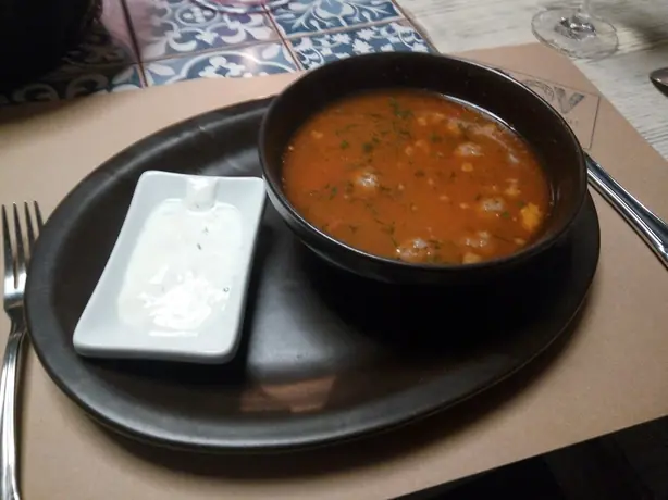 Foto von Mastava - Die herzhafte usbekische Reissuppe – fertig angerichtet