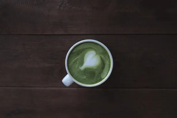 Foto von Matcha Latte - Die perfekte grüne Kaffee-Alternative – fertig angerichtet