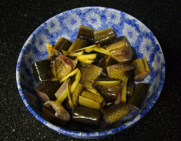 Foto von Matelote - Das französische Süßwasserfisch-Ragout in Rotwein – fertig angerichtet