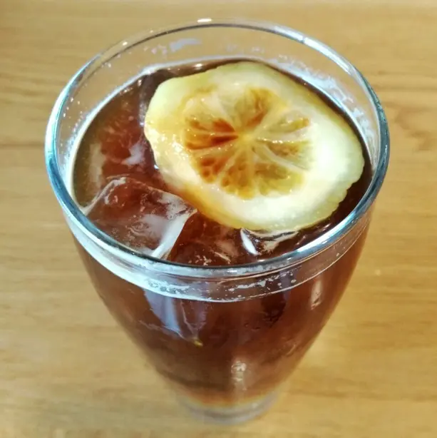 Foto von Mazagran – Der Urvater des Eiskaffees mit Zitrone – fertig angerichtet