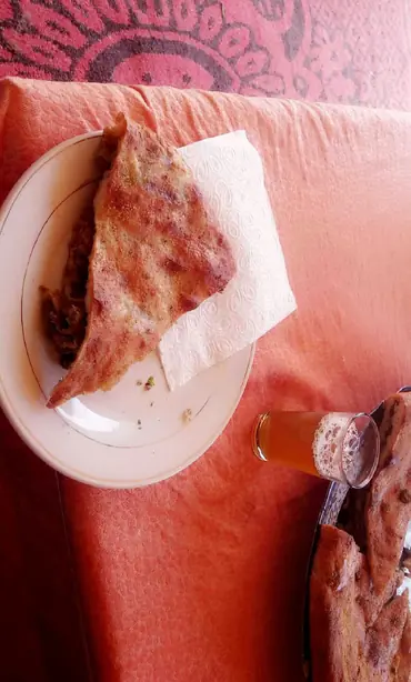 Foto von Medfouna (Berber Pizza) - Das gefüllte Wüstenbrot der Sahara – fertig angerichtet