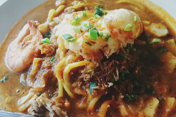 Foto von Mee Bandung Muar - Würzige malaysische Nudeln in sämiger Garnelen-Sauce – fertig angerichtet