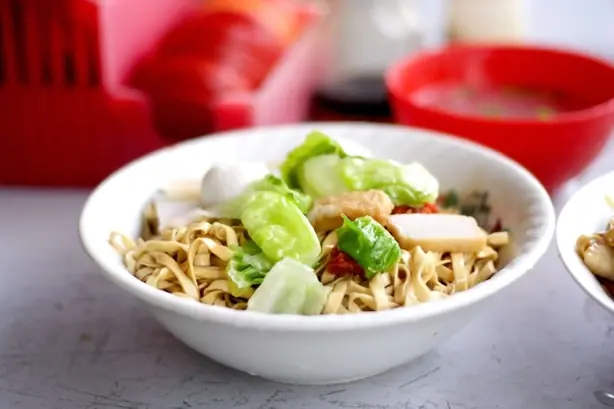 Foto von Mee Pok Tah - Singapurs pikanter Nudel-Klassiker – fertig angerichtet