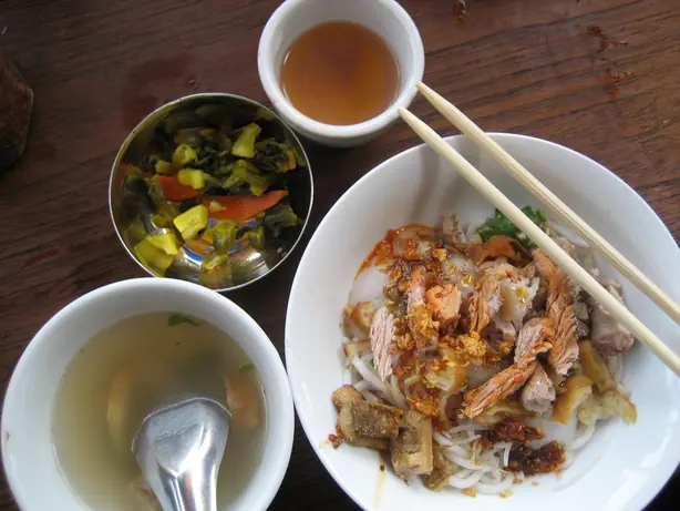 Foto von Meeshay - Burmesische Reisnudeln nach Shan-Art mit Fleischsauce – fertig angerichtet