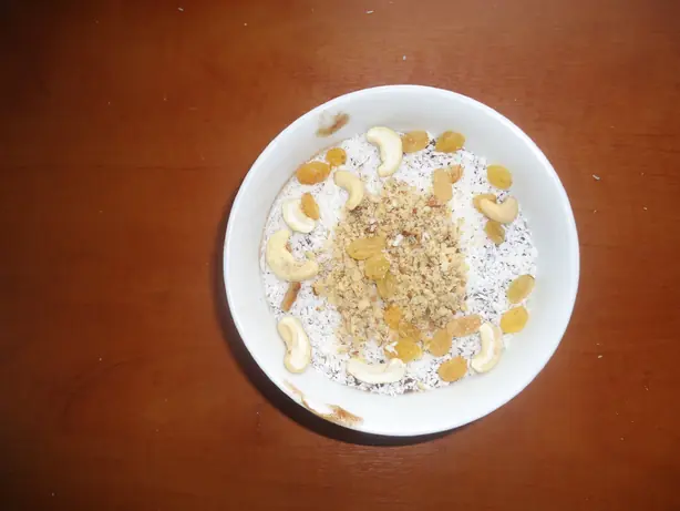 Foto von Meghli - Libanesischer Gewürz-Reispudding zur Geburt – fertig angerichtet