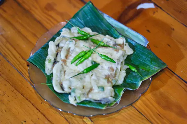 Foto von Mendoan – Der kultige, halbgar frittierte Tempeh aus Banyumas – fertig angerichtet