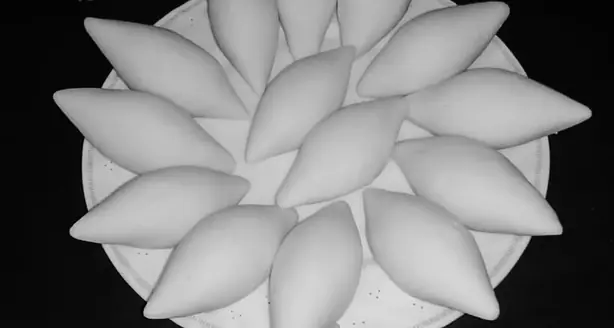 Foto von Mera Pitha - Traditionelle gedämpfte Reiskuchen aus Bangladesch – fertig angerichtet