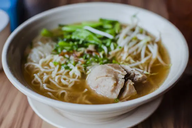 Foto von Mie Bakso - Der indonesische Streetfood-Klassiker mit Fleischbällchen – fertig angerichtet