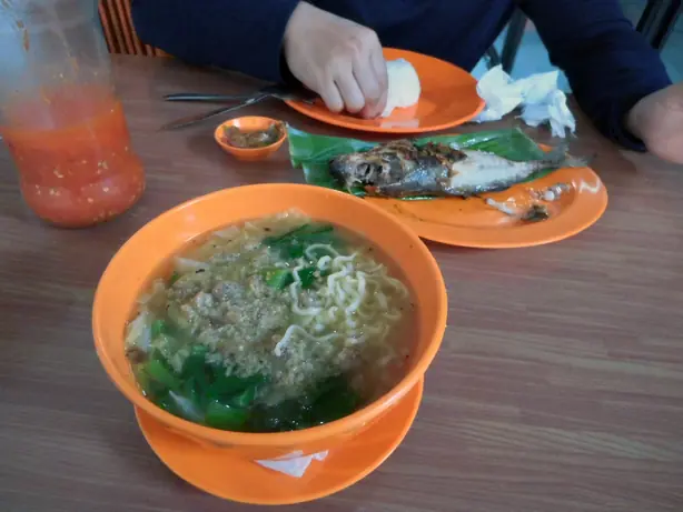 Foto von Mie Cakalang – Manados rauchige Nudelsuppe mit Thunfisch – fertig angerichtet