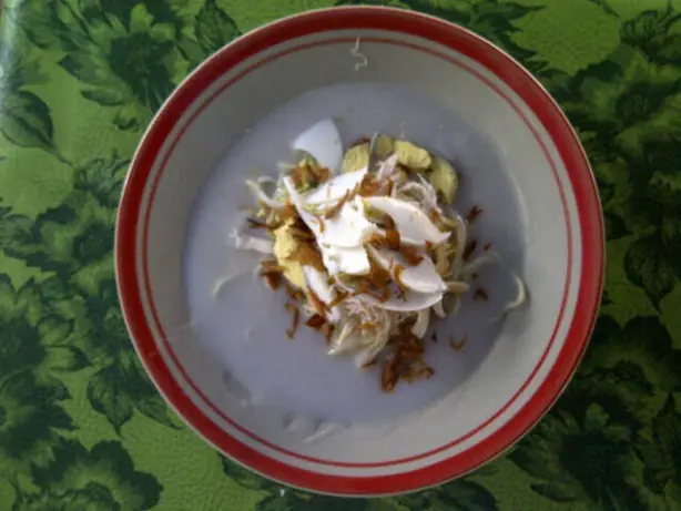 Foto von Mie Koclok - Cremige Cirebon-Hühnernudelsuppe – fertig angerichtet