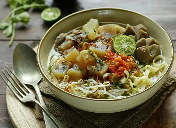 Foto von Mie Kocok Bandung – Indonesische Rindfleisch-Nudelsuppe mit Kikil – fertig angerichtet