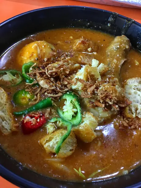 Foto von Mie Kuah (Mee Rebus) – Indonesische Nudeln in sämiger Süßkartoffel-Sauce – fertig angerichtet