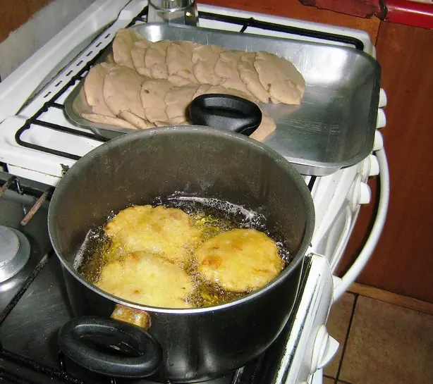 Foto von Milcao - Der herzhafte Kartoffelkuchen aus Chiloé – fertig angerichtet