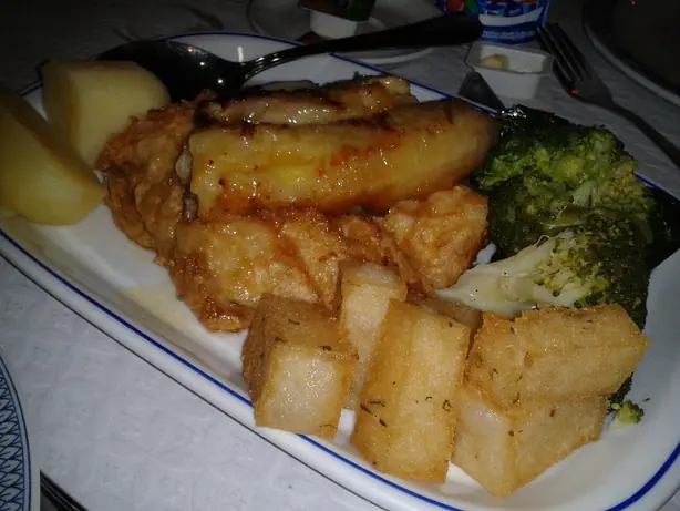 Foto von Milho Frito – Knusprige Maiswürfel nach Madeira-Art – fertig angerichtet