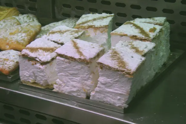 Foto von Milhojas – Südamerikanische Blätterteig-Schnitten mit Dulce de Leche – fertig angerichtet