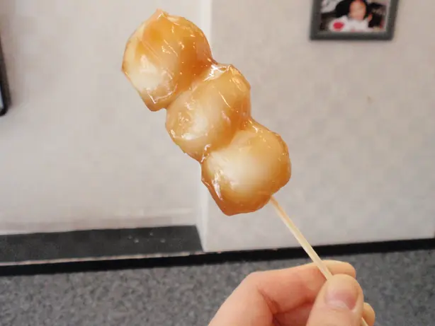 Foto von Mitarashi Dango – Japanische Reisklößchen mit süß-herzhafter Glasur – fertig angerichtet