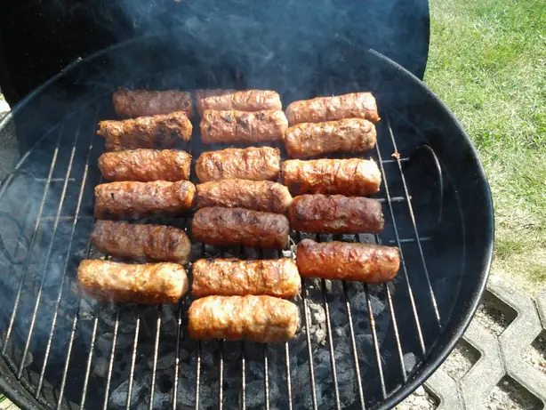 Foto von Mititei (Mici) – Die legendären rumänischen Grillröllchen ohne Darm – fertig angerichtet