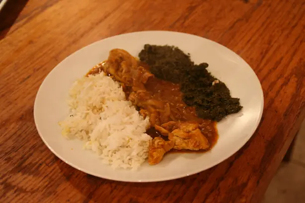 Foto von Moambe Chicken (Poulet Moambe) – Der cremige Klassiker aus dem Kongo – fertig angerichtet