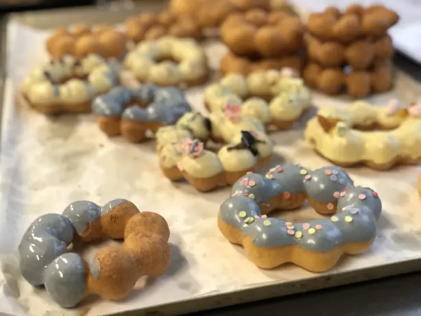 Foto von Mochi Donuts (Pon de Ring Style) – Der chewy Donut-Trend aus Japan – fertig angerichtet