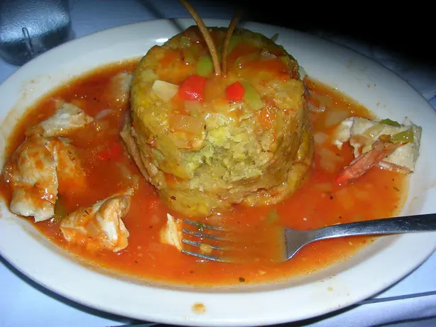 Foto von Mofongo - Der puertoricanische Klassiker aus Kochbananen – fertig angerichtet