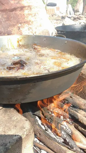 Foto von Mojarra Frita – Knusprig gebratener ganzer Fisch nach mexikanischer Art – fertig angerichtet