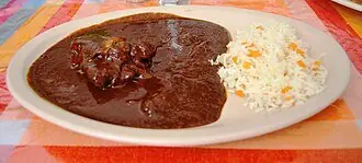Foto von Mole Blanco – Die legendäre weiße 'Braut-Mole' aus Oaxaca – fertig angerichtet