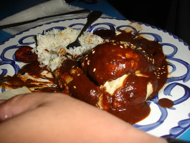 Foto von Mole Poblano – Der mexikanische Klassiker mit Schokolade und Chili – fertig angerichtet