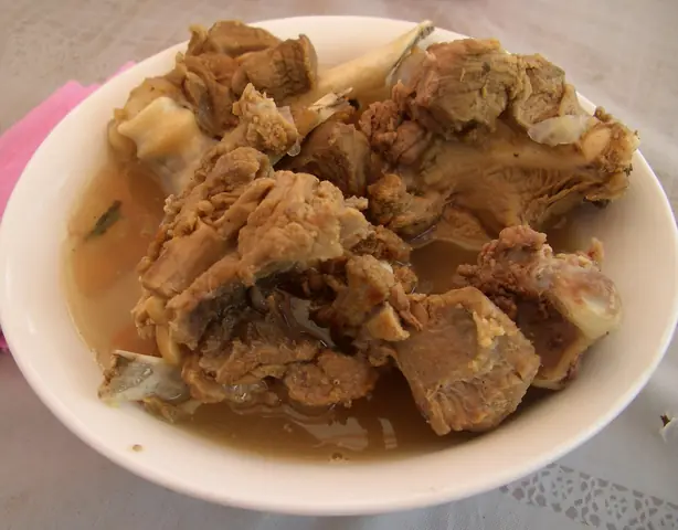 Foto von Mongolisches Khorkhog - Das traditionelle Nomaden-Barbecue aus dem Steintopf – fertig angerichtet