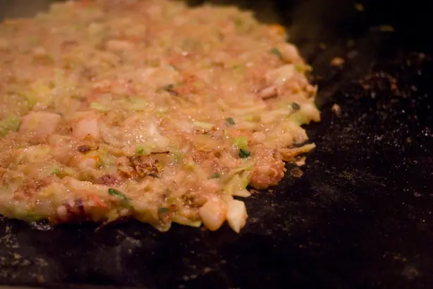 Foto von Monjayaki – Der kultige Teppanyaki-Klassiker aus Tokio – fertig angerichtet