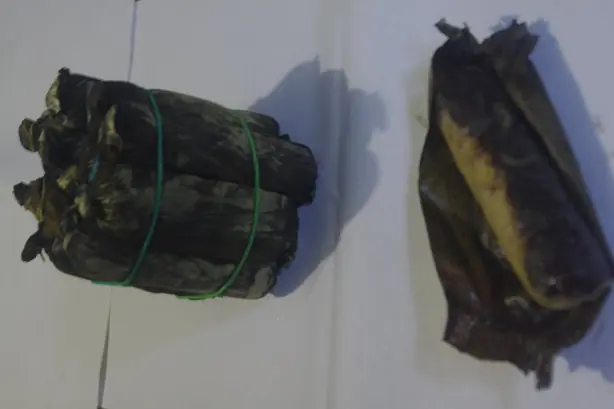 Foto von Morón - Philippinischer Schokoladen-Klebreiskuchen im Bananenblatt – fertig angerichtet