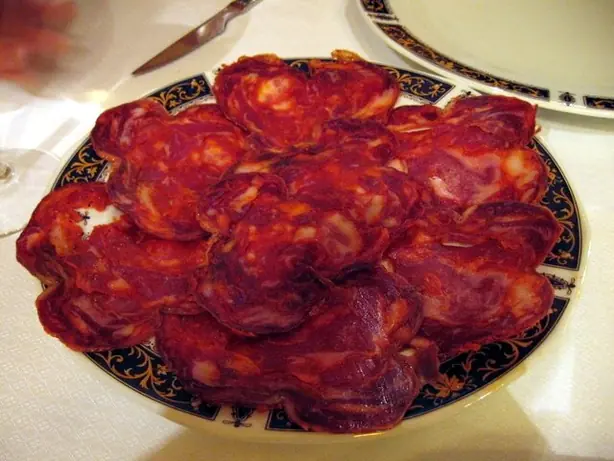 Foto von Morcón - Philippinische gefüllte Rinderroulade – fertig angerichtet