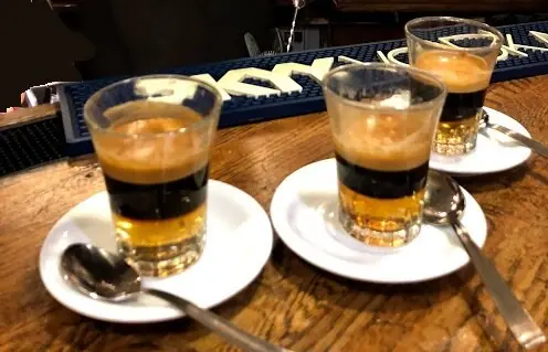 Foto von Moretta Fanese – Der geschichtete Kaffeelikör aus Fano – fertig angerichtet