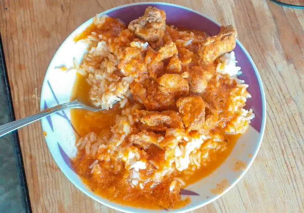 Foto von Morisqueta Michoacana - Authentischer mexikanischer Reis mit Bohnen und Salsa – fertig angerichtet