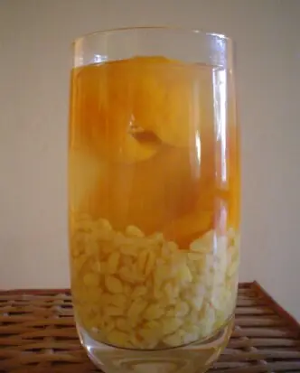 Foto von Mote con Huesillo - Das erfrischende chilenische Sommergetränk aus Weizen und Pfirsich – fertig angerichtet