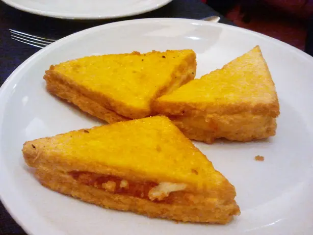 Foto von Mozzarella in Carrozza - Knusprige Neapolitanische Käse-Sandwiches – fertig angerichtet