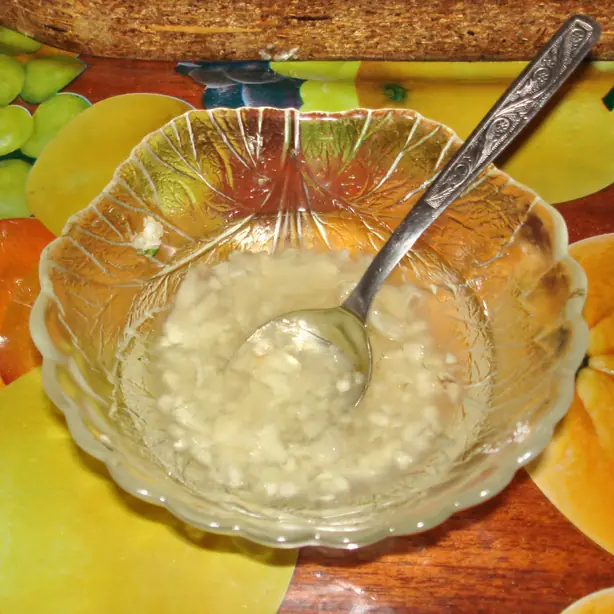 Foto von Mujdei de Usturoi - Der pikante rumänische Knoblauch-Dip – fertig angerichtet