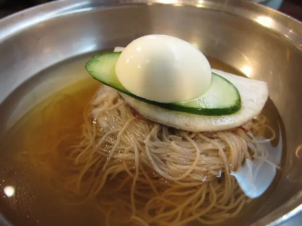 Foto von Mul Naengmyeon - Koreanische kalte Buchweizennudeln in Eisbrühe – fertig angerichtet
