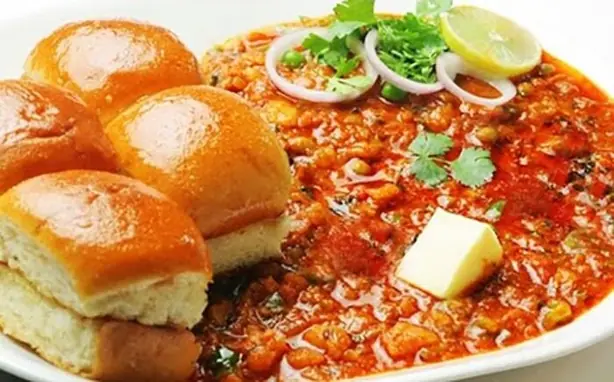 Foto von Mumbai Pav Bhaji – Der indische Streetfood-Klassiker – fertig angerichtet