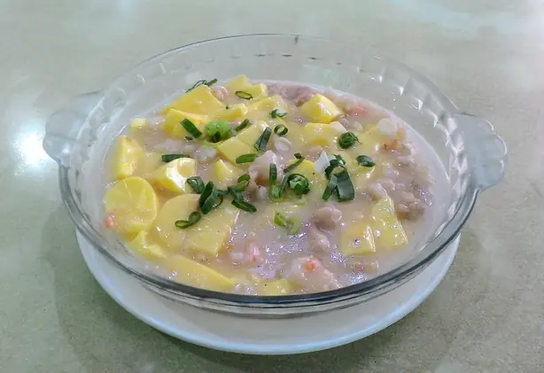 Foto von Mun Tahu - Zart geschmortes Seidentofu nach indonesischer Art – fertig angerichtet