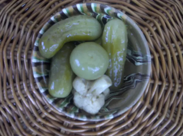 Foto von Murături Asortate - Traditionelles rumänisches Salzgemüse – fertig angerichtet